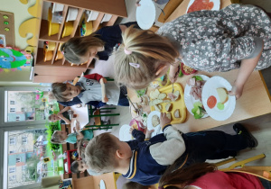 Czworo dzieci przygotowuje wiosenne kanapki